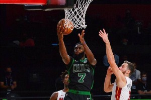  杰伦布朗末节发威，凯尔特人逆转篮网稳固排名