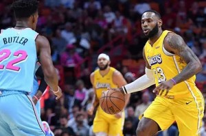  戴维斯攻防一体湖人主场轻取国王队