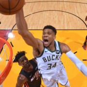  曼联争议红牌引热议，B费染红离场球队惨遭绝杀  