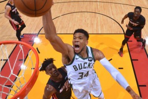  曼联争议红牌引热议，B费染红离场球队惨遭绝杀  