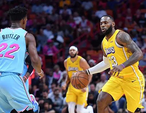  戴维斯攻防一体湖人主场轻取国王队